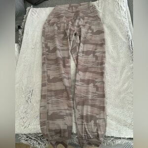 Alphalete - Surface Expanse Jogger, Desert Canvas Camo, Size S